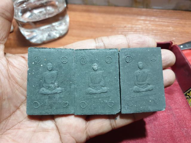 พระสมเด็จ หูบายศรี หลังรูปเหมือนหลวงพ่อชำนาญ พิมพ์จัมโบ้ เนื้อดำ ยุคต้น ให้ 3 องค์ ตำหนิอยู่ในภาพ สวยเดิม หายากแล้ว รูปที่ 3