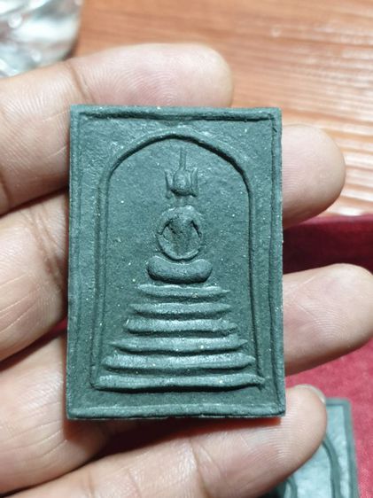 พระสมเด็จ หูบายศรี หลังรูปเหมือนหลวงพ่อชำนาญ พิมพ์จัมโบ้ เนื้อดำ ยุคต้น ให้ 3 องค์ ตำหนิอยู่ในภาพ สวยเดิม หายากแล้ว รูปที่ 4