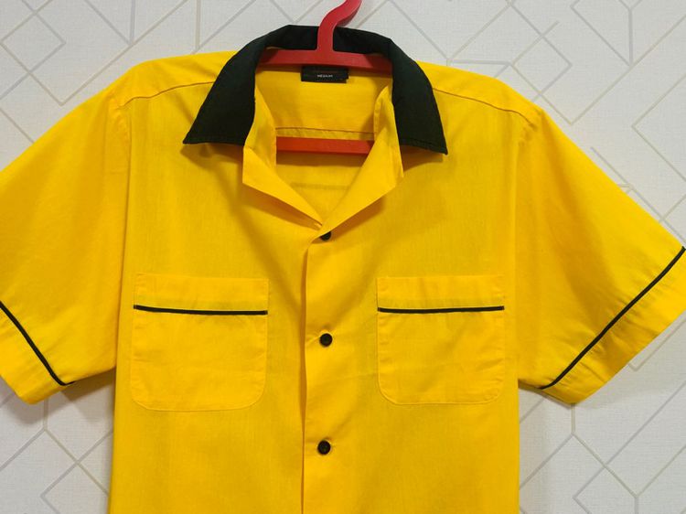 เสื้อ Bowling HILTON แท้ 💯 size M ขนาด อก 22 ยาว 27 นิ้ว สภาพใหม่มาก ดีเทลสวย สกีนกำมะหยี่ด้านหลัง สีเหลืองสด ผ้าบางใส่สบายครับ รูปที่ 4