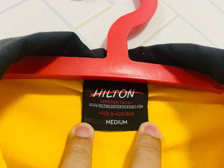เสื้อ Bowling HILTON แท้ 💯 size M ขนาด อก 22 ยาว 27 นิ้ว สภาพใหม่มาก ดีเทลสวย สกีนกำมะหยี่ด้านหลัง สีเหลืองสด ผ้าบางใส่สบายครับ รูปที่ 5