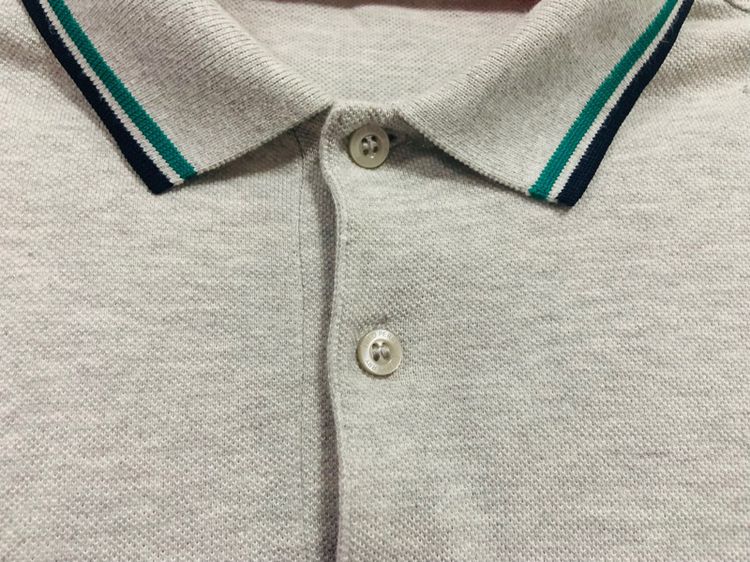 เสื้อโปโล FRED PERRY แท้ 💯 size M ขนาด อก 20 ยาว 27 นิ้ว สภาพใหม่มาก สีเทา ทรงสวย เนื้อผ้าดีมาก หายากน่าสะสมครับ รูปที่ 3