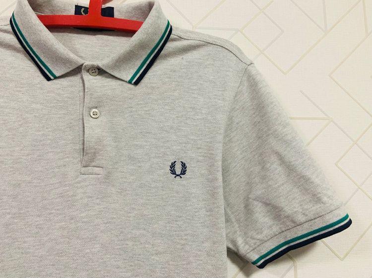 เสื้อโปโล FRED PERRY แท้ 💯 size M ขนาด อก 20 ยาว 27 นิ้ว สภาพใหม่มาก สีเทา ทรงสวย เนื้อผ้าดีมาก หายากน่าสะสมครับ รูปที่ 2