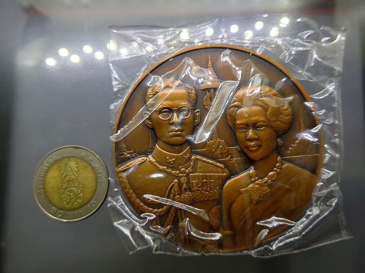 เหรียญทองแดง 7 เซน ที่ระลึกครบ 50 ปี ราชาภิเษกสมรส ปี 2543 (อุปกรณ์ครบ) รูปที่ 6