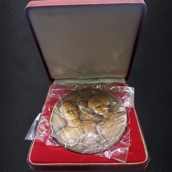 เหรียญทองแดง 7 เซน ที่ระลึกครบ 50 ปี ราชาภิเษกสมรส ปี 2543 (อุปกรณ์ครบ) รูปที่ 2
