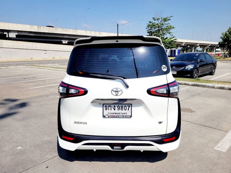 Toyota Sienta 2017 1.5 V Sedan เบนซิน ไม่ติดแก๊ส เกียร์อัตโนมัติ ขาว รูปที่ 4
