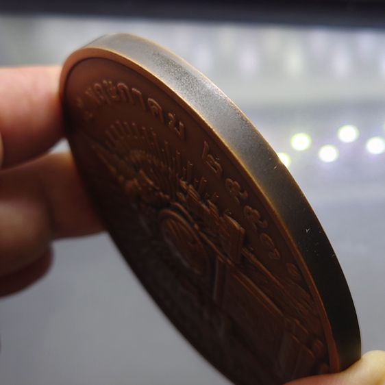 เหรียญทอง 7 เซน ที่ระลึกครบ 60 ปี พระบรมราชาภิเษก รัชกาลที่ 9 พ.ศ.2553 อุปกรณ์ครบ ใบเซอร์ กล่องไม้ พร้อมขาตั้งโชว์ รูปที่ 3
