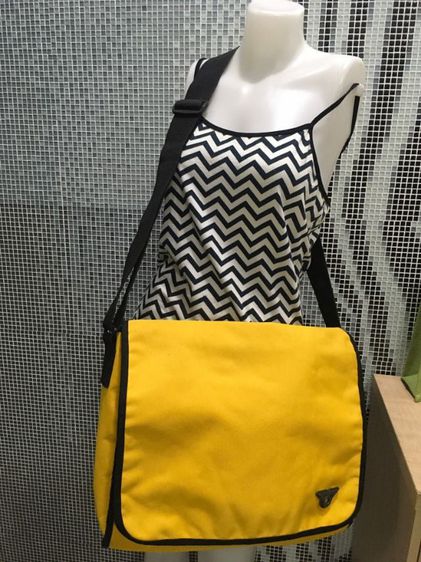 กระเป๋าTENSHINO TSUBASA แบรนด์แท้ สวย สภาพดี สีเหลือง ด้านในบุหองน้ำ ขนาดกว้าง 11 ซม ยาว 39 ซม สูง 31 ซม รูปที่ 4