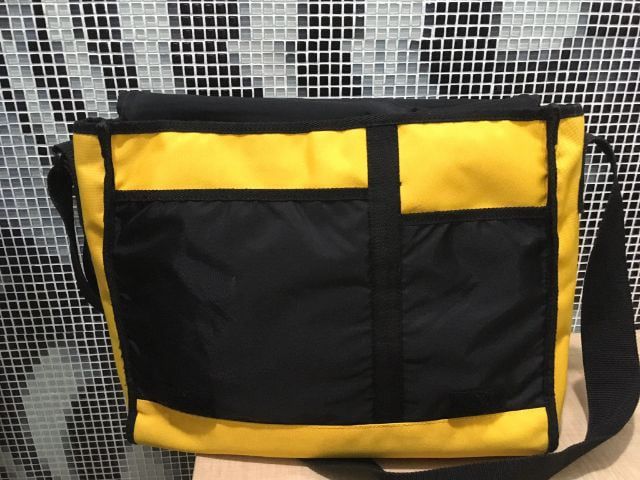 กระเป๋าTENSHINO TSUBASA แบรนด์แท้ สวย สภาพดี สีเหลือง ด้านในบุหองน้ำ ขนาดกว้าง 11 ซม ยาว 39 ซม สูง 31 ซม รูปที่ 8