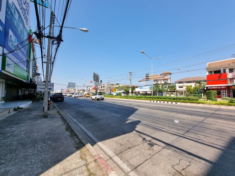 อาคารพาณิชย์หน้ากว้าง 3 คูหาด้านหลัง 4 คูหา ติดถนนใหญ่ พร้อมพื้นที่โกดัง รูปที่ 2