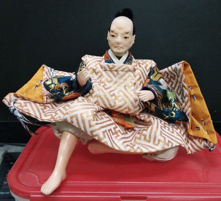 4430-ของสะสมตุ๊กตาญี่ปุ่นในเทศกาลฮินะมัตสุริ เป็นตุ๊กตาซามูไรนั่ง ขนาดความกว้าง 6 นิ้วสูงรวม 5 นิ้ว (มีรอยบิ่นนิดนึงริมฝีปากบนล่างนะคะ) รูปที่ 2