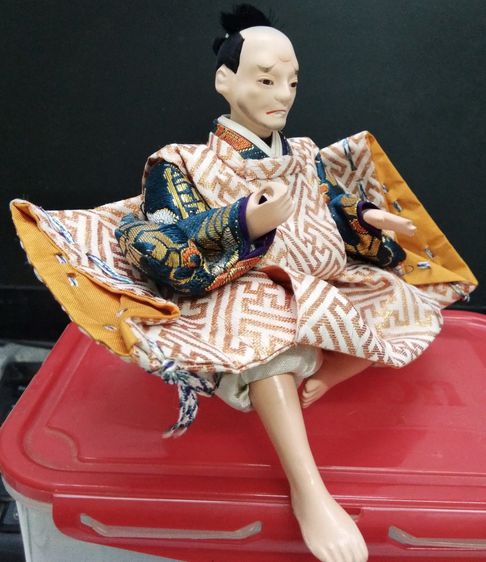 4430-ของสะสมตุ๊กตาญี่ปุ่นในเทศกาลฮินะมัตสุริ เป็นตุ๊กตาซามูไรนั่ง ขนาดความกว้าง 6 นิ้วสูงรวม 5 นิ้ว (มีรอยบิ่นนิดนึงริมฝีปากบนล่างนะคะ) รูปที่ 9