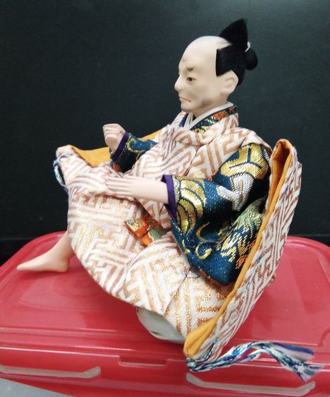 4430-ของสะสมตุ๊กตาญี่ปุ่นในเทศกาลฮินะมัตสุริ เป็นตุ๊กตาซามูไรนั่ง ขนาดความกว้าง 6 นิ้วสูงรวม 5 นิ้ว (มีรอยบิ่นนิดนึงริมฝีปากบนล่างนะคะ) รูปที่ 10