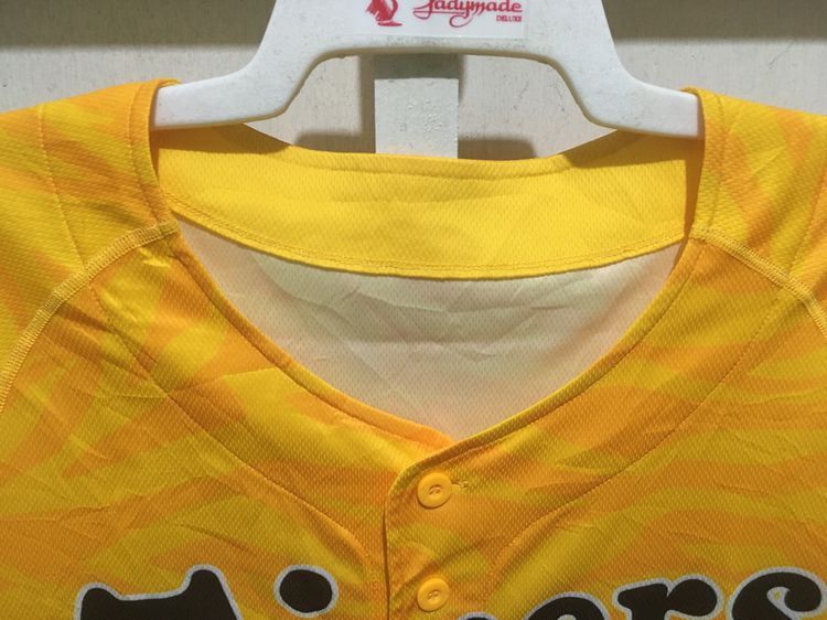เสื้อเบสบอล ทีม Tiger สีเหลือง รูปที่ 3