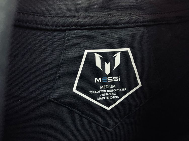 เสื้อแจ็คเก็ต MESSI แท้ 💯 size M ขนาด อก 21.5 ยาว 26.5 สภาพใหม่มาก ดีเทลสวย รายละเอียดดีหายากน่าสะสมครับ รูปที่ 4