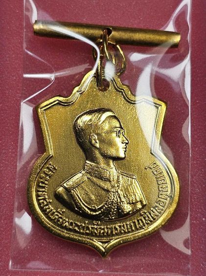 เหรียญอนุสรณ์มหาราช 3 รอบ รัชกาลที่ 9 เนื้ออัลปาก้ากะไหล่ทอง โคท สว ซ้าย พร้อมตุ้งติ้ง ไม่ผ่านใช้ ปี2506 สภาพสวย