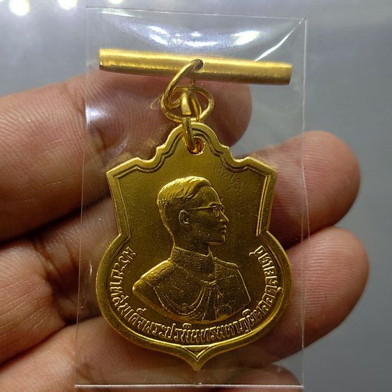 เหรียญอนุสรณ์มหาราช 3 รอบ รัชกาลที่ 9 เนื้ออัลปาก้ากะไหล่ทอง โคท สว ซ้าย พร้อมตุ้งติ้ง ไม่ผ่านใช้ ปี2506 สภาพสวย รูปที่ 3