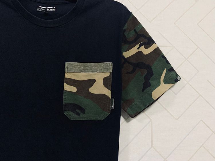 เสื้อยืด izzue x ARMY กระเป๋าอกซ้าย แท้ 💯 size M ขนาด อก 20.5 ยาว 27 นิ้ว สภาพดีมาก ดีเทลสวย เนื้อผ้าดีมากนิ่มใส่สบาย หายากน่าสะสมครับ รูปที่ 2