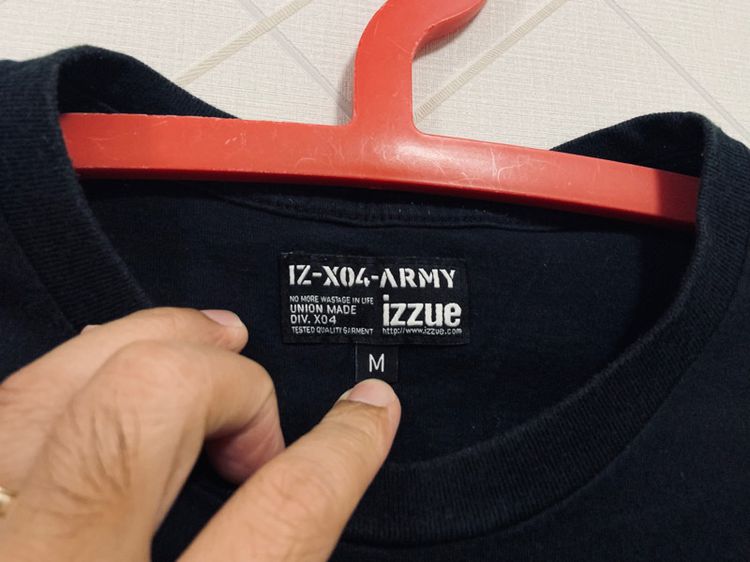 เสื้อยืด izzue x ARMY กระเป๋าอกซ้าย แท้ 💯 size M ขนาด อก 20.5 ยาว 27 นิ้ว สภาพดีมาก ดีเทลสวย เนื้อผ้าดีมากนิ่มใส่สบาย หายากน่าสะสมครับ รูปที่ 4