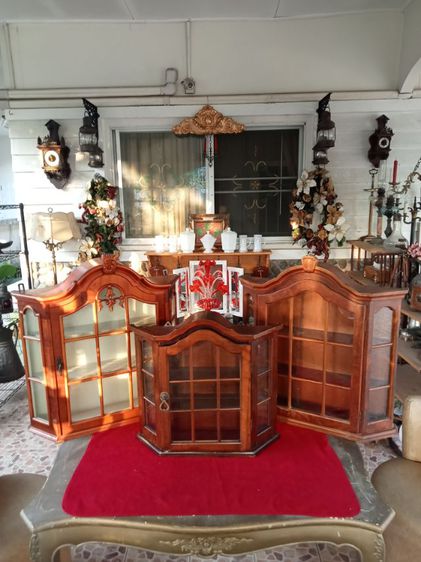  งานยุโรป..ตู้ไม้ใส่ของโชว์เก่าโบราณงานยุโรปขนาดใหญ่สภาพเยี่ยมขายเหมา 3 ใบ 9,999 บาท รูปที่ 3