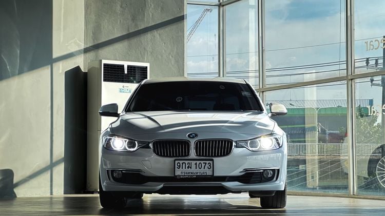 BMW Series 3 2015 320i Sedan เบนซิน ไม่ติดแก๊ส เกียร์อัตโนมัติ ขาว รูปที่ 2