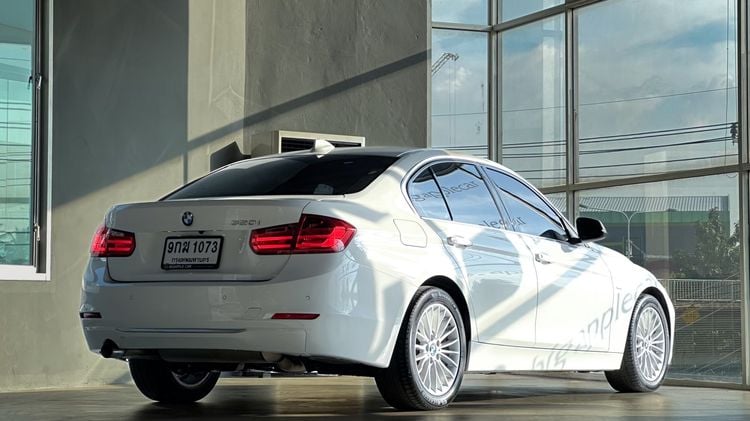 BMW Series 3 2015 320i Sedan เบนซิน ไม่ติดแก๊ส เกียร์อัตโนมัติ ขาว รูปที่ 4