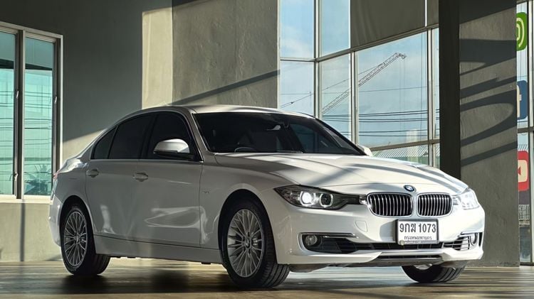 BMW Series 3 2015 320i Sedan เบนซิน ไม่ติดแก๊ส เกียร์อัตโนมัติ ขาว รูปที่ 3