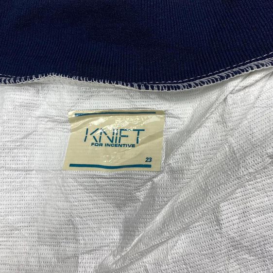 เสื้อแจ็คเก็ต สีขาวจั๊ว แท้ 💯 size วัดจริง ขนาด อก 23 ยาว 26 นิ้ว สภาพใหม่มาก สีขาว ทรงสวย ดีเทลดี เนื้อผ้าหนานิ่มมาก หายากน่าสะสมครับ รูปที่ 4