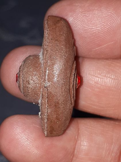 ดวงตาอาถรรพ์ เนื้อผงผสมแร่เหล็กน้ำพี้ พลอยสีแดง ปี 2525 (ของแท้ต้องมีกลิ่นน้ำหอม) หลวงพ่อผินะ ปิยะธโร วัดพระสนมลาว จ.สระบุรี เครื่องรางของท่ รูปที่ 6