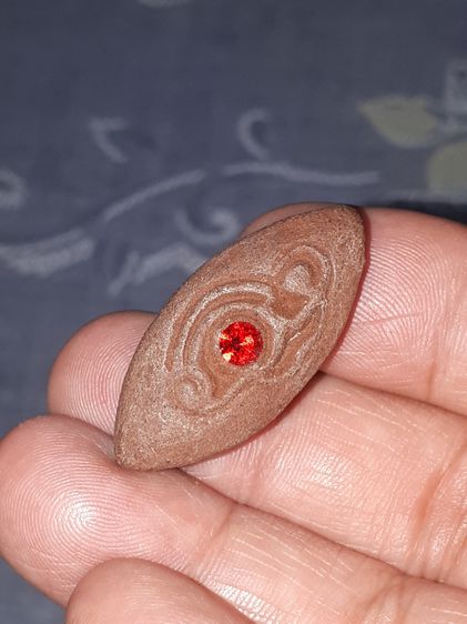 ดวงตาอาถรรพ์ เนื้อผงผสมแร่เหล็กน้ำพี้ พลอยสีแดง ปี 2525 (ของแท้ต้องมีกลิ่นน้ำหอม) หลวงพ่อผินะ ปิยะธโร วัดพระสนมลาว จ.สระบุรี เครื่องรางของท่ รูปที่ 5