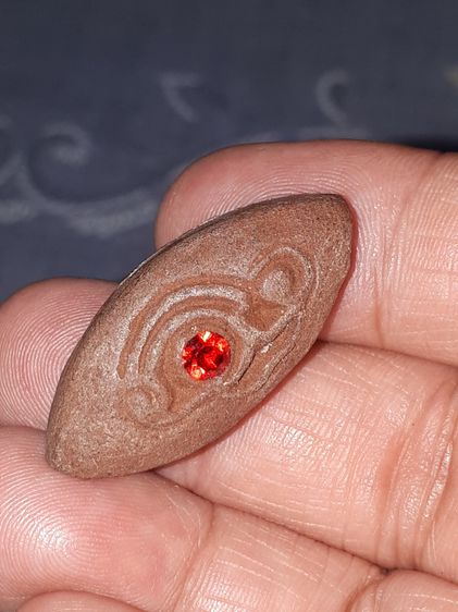 ดวงตาอาถรรพ์ เนื้อผงผสมแร่เหล็กน้ำพี้ พลอยสีแดง ปี 2525 (ของแท้ต้องมีกลิ่นน้ำหอม) หลวงพ่อผินะ ปิยะธโร วัดพระสนมลาว จ.สระบุรี เครื่องรางของท่ รูปที่ 2