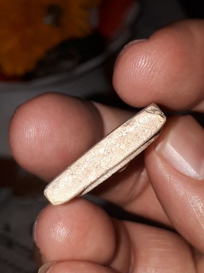 พระสมเด็จ วัดระฆัง พิมพ์ใหญ่นิยม รุ่นแรก เนื้อผงพุทธคุณ เนื้อเน่า ผิวพระแห้ง มันเงา คราบไขขาว เกาะติด ดูง่ายๆ เป็นเอกลักษณ์สำคัญของพระที่มีอ รูปที่ 6