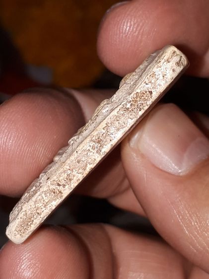 พระสมเด็จ วัดระฆัง พิมพ์ใหญ่นิยม รุ่นแรก เนื้อผงพุทธคุณ เนื้อเน่า ผิวพระแห้ง มันเงา คราบไขขาว เกาะติด ดูง่ายๆ เป็นเอกลักษณ์สำคัญของพระที่มีอ รูปที่ 3