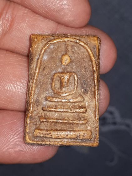 พระสมเด็จ วัดระฆัง พิมพ์ใหญ่ รุ่นแรก เนื้อผงพุทธคุณ ผิวพระแห้ง มันเงา คราบไขขาว เกาะติด ดูง่ายๆ เป็นเอกลักษณ์สำคัญของพระที่มีอายุนานเป็นร้อย รูปที่ 7