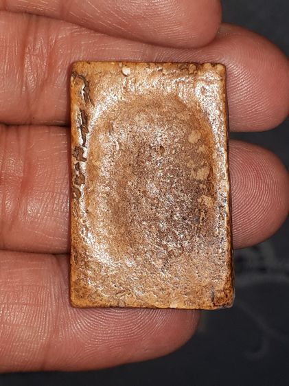 พระสมเด็จ วัดระฆัง พิมพ์ใหญ่ รุ่นแรก เนื้อผงพุทธคุณ ผิวพระแห้ง มันเงา คราบไขขาว เกาะติด ดูง่ายๆ เป็นเอกลักษณ์สำคัญของพระที่มีอายุนานเป็นร้อย รูปที่ 8