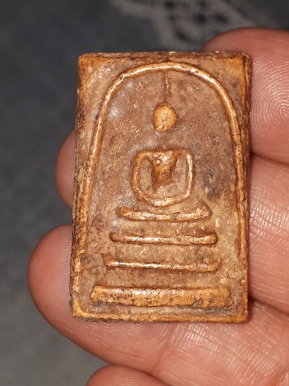 พระสมเด็จ วัดระฆัง พิมพ์ใหญ่ รุ่นแรก เนื้อผงพุทธคุณ ผิวพระแห้ง มันเงา คราบไขขาว เกาะติด ดูง่ายๆ เป็นเอกลักษณ์สำคัญของพระที่มีอายุนานเป็นร้อย รูปที่ 2