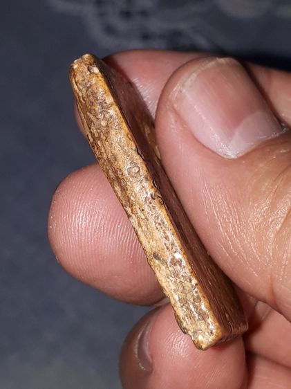 พระสมเด็จ วัดระฆัง พิมพ์ใหญ่ รุ่นแรก เนื้อผงพุทธคุณ ผิวพระแห้ง มันเงา คราบไขขาว เกาะติด ดูง่ายๆ เป็นเอกลักษณ์สำคัญของพระที่มีอายุนานเป็นร้อย รูปที่ 3