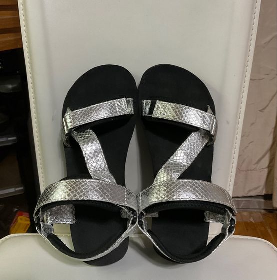 รองเท้าแตะรัดส้น UNIQLO รูปที่ 16