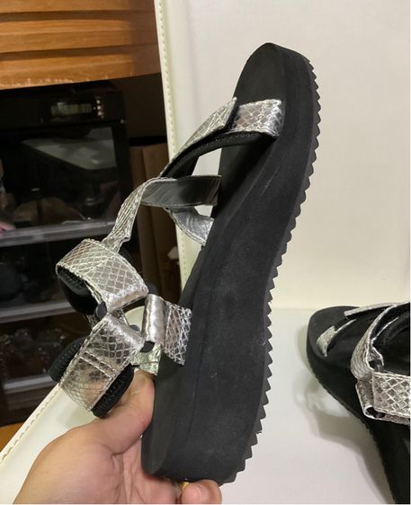 รองเท้าแตะรัดส้น UNIQLO รูปที่ 10