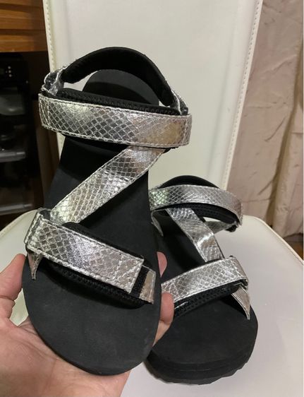 รองเท้าแตะรัดส้น UNIQLO รูปที่ 13