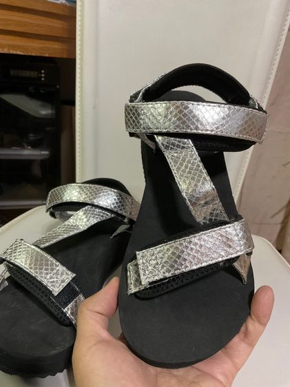 รองเท้าแตะรัดส้น UNIQLO รูปที่ 14