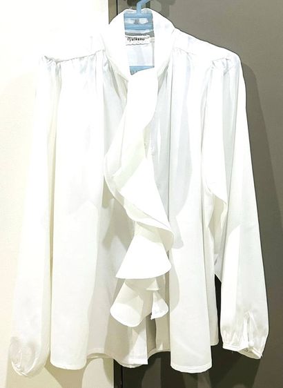 เสื้อผูกโบว์ที่คอแขนยาวพองๆสีขาว ป้าย Maikaew ผ้าดีมาก อก 52 ยาว 26 นิ้ว  รูปที่ 1