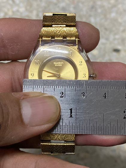 นาฬิกายี่ห้อ SWATCH  สวิสเมด ของแท้มือสอง เรือนบางเฉียบ ทองสวยสวยกริ้บ  สายยาว 14 เซนติเมตร 800฿ รูปที่ 6