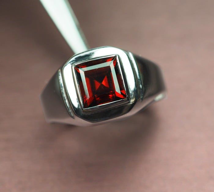 แหวนพลอยโกเมนแดง 2.50 กะรัตงานขึ้นมือ (1261)