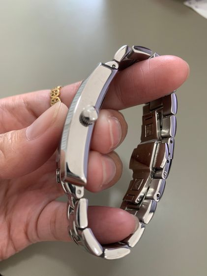 นาฬิกาอามานี่ Armani มือสอง ของแท้ สายสแตนเลส สวยหรู หน้าปัดสี่เหลี่ยมสีดำ size 25x30mm. ใส่ได้ทั้งชายและหญิง รูปที่ 4