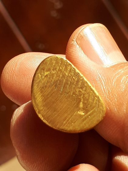 รูปหล่อหลวงพ่อเงิน รุ่นแรก พิมพ์นิยม วัดบางคลาน จ.พิจิคร เนื้อโลหะผสมแก่ทอง ผิวออกสีทองคำ มีรอยตะไบหยาบๆ เดิมๆ เก่า แท้ หายากมาก รูปหล่อหลวง รูปที่ 5