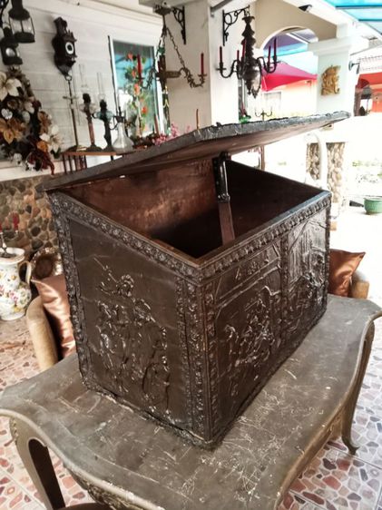 ฝรั่งเศส..หีบสมบัติใส่ของมีค่า ตัวไม้จริงปิดแผ่นทองแดงลายนูนแท้ขนาดใหญ่สภาพเยี่ยม รูปที่ 7