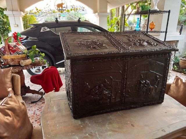 ฝรั่งเศส..หีบสมบัติใส่ของมีค่า ตัวไม้จริงปิดแผ่นทองแดงลายนูนแท้ขนาดใหญ่สภาพเยี่ยม รูปที่ 8