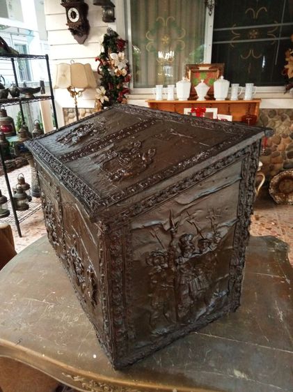 ฝรั่งเศส..หีบสมบัติใส่ของมีค่า ตัวไม้จริงปิดแผ่นทองแดงลายนูนแท้ขนาดใหญ่สภาพเยี่ยม รูปที่ 4