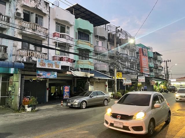 ขายตึกแถว 3 คูหา 4 ชั้น ติดถนนทั้งสองด้าน ทำเลทอง มีผู้เช่าเต็ม บางกรวย นนทบุรี รูปที่ 2
