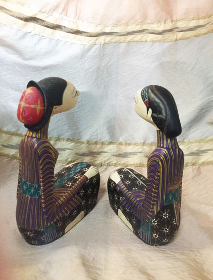 งานไม้แกะระบายสีของบาหลีรูปชายหญิง รูปที่ 3